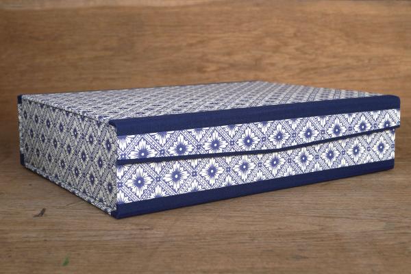 Schöne Schachtel blau weiß mit Magnet